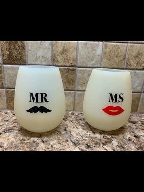 DUIVINO silicone stemless wine glasses “MR." w/ a mustache and "MS." w/ red lips